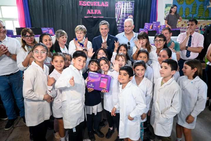 Inclusión y calidad educativa: Zdero entregó tablets a escuelas de San Martín