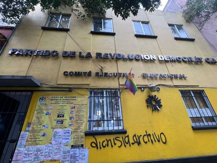 Militantes del PRD pelean por escombros