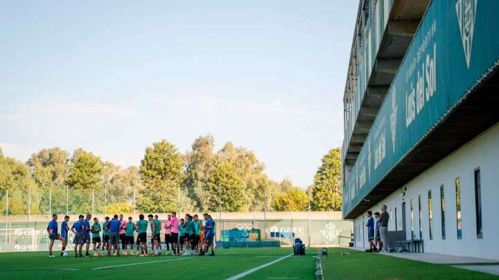 Bartra, Llorente y Deossa se reincorporan al grupo y aumentan la competencia interna