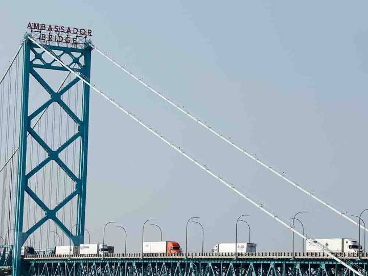 Canadian consumers spend as exports plunge