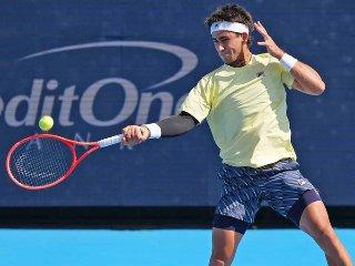 Ganó Báez y debuta Comesaña en la madrugada argentina
