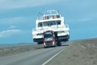 En plena Ruta 40. Video: un auto se tuvo que tirar a la banquina para esquivar el avance de un barco