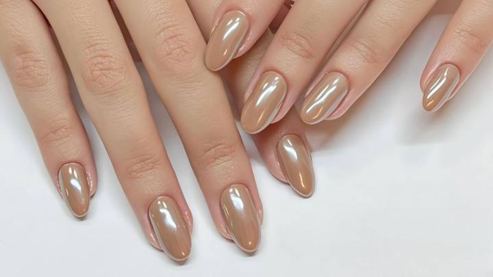 Uñas tostadas: 8 diseños elegantes que son tendencia en otoño 2025