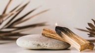 Feng Shui: cuándo encender Palo Santo en octubre para potenciar tu energía y atraer abundancia