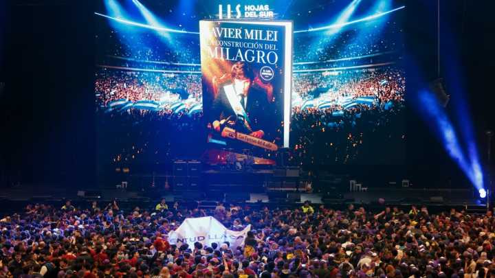 Javier Milei presenta su último libro con un show: hubo incidentes afuera del estadio