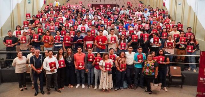 Impulsan titulación de jóvenes egresados