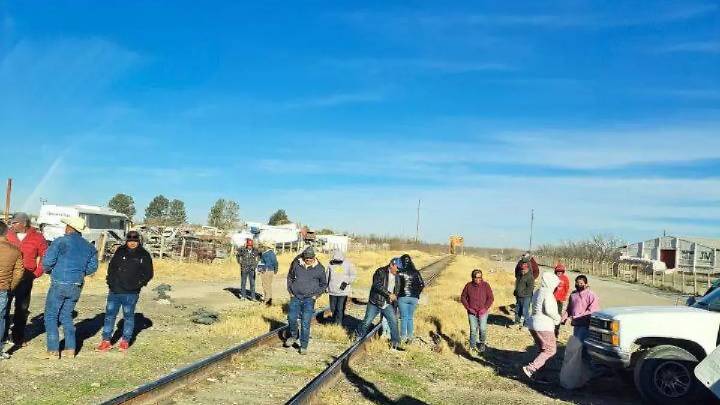 Productores bloquean vías del tren en Jiménez: exigen excluir granos básicos del T