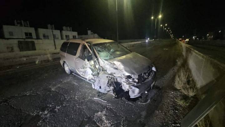 Abandona camioneta después de destrozarla