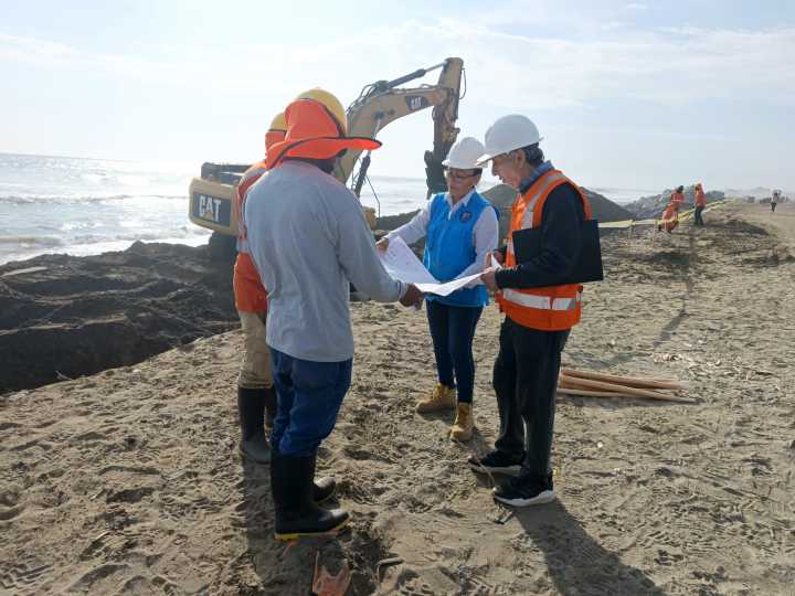 La Libertad: Ejecutan enrocado en Taquila para proteger el litoral y recuperar la playa