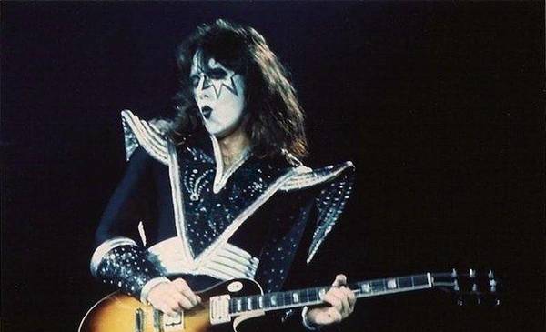 A los 74 años, falleció el guitarrista original de Kiss