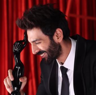 Kartik Aaryan emotional as he wins Filmfare Best Actor award before parents