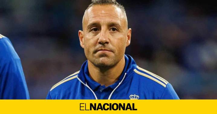 Santi Cazorla está siendo su consejero, está nervioso, quiere salir, pero el Oviedo lo necesita