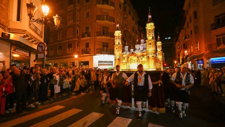 El Rosario de Cristal deslumbra en un recorrido de estreno por el corazón de Zaragoza