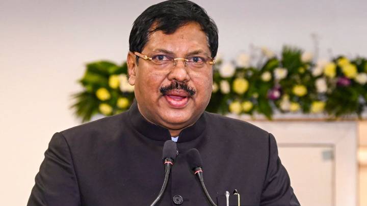 Who is Rakesh Kishore and why did he try to throw a shoe at CJI BR Gavai?