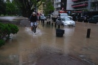En fotos y videos. Se rompió un caño en Belgrano y son varias las cuadras inundadas
