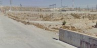 Destazan a persona y la tiran junto a planta eléctrica