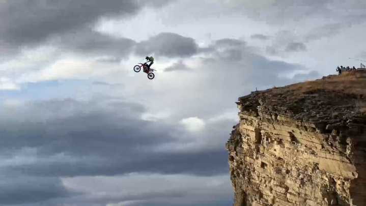 Asombroso salto en moto al abismo que desafía la muerte