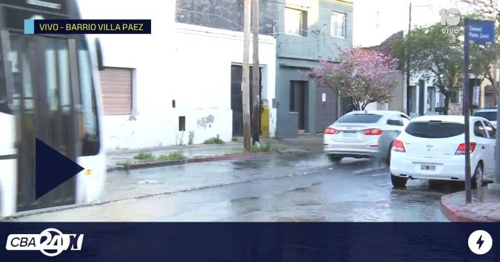 ¡Circular con cuidado! Caño roto en una avenida de barrio Alberdi