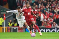 Liverpool hila su cuarta derrota al caer ante Manchester United en Liga Premier