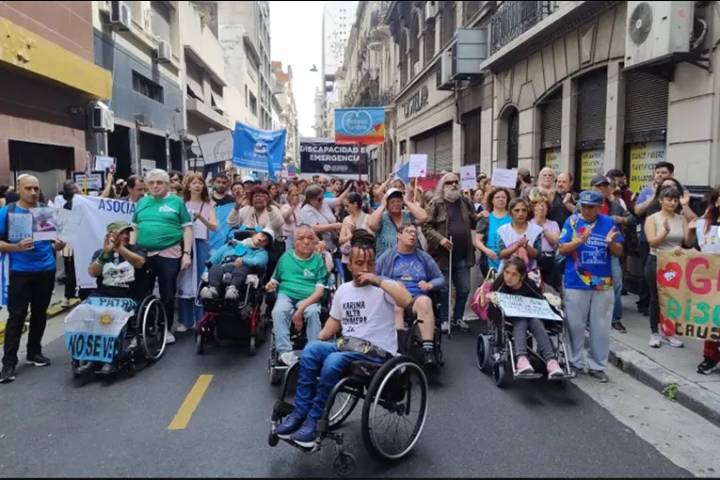 Ley de Emergencia: Personal de salud y personas con discapacidad se movilizaron al Congreso