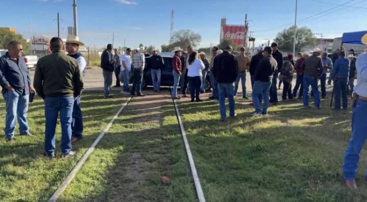 Bloquearon productores vías del tren en Delicias, Jiménez y Cuauhtémoc