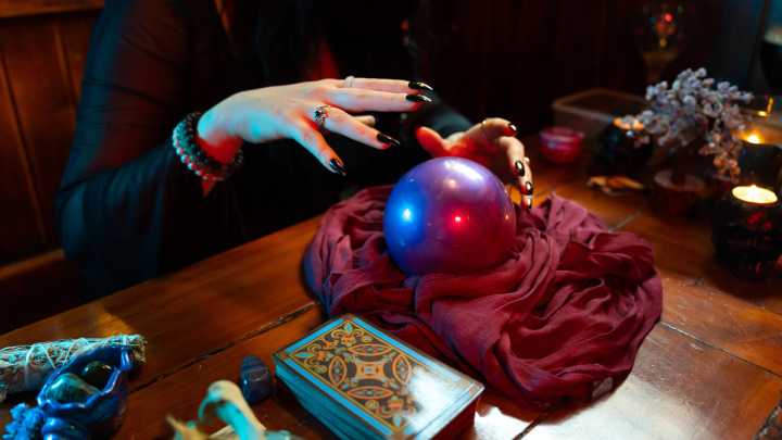 7 amuletos para proteger tu energía este 31 de octubre y alejar los malos espíritus según tu signo