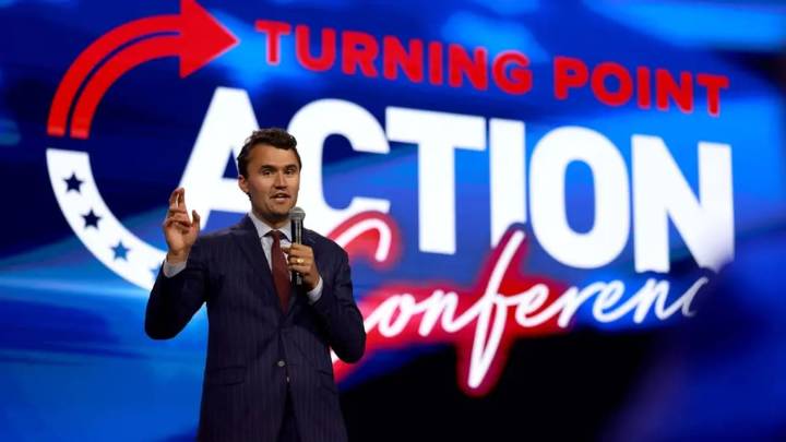 La plataforma de Charlie Kirk enfrentará al concierto de Bad Bunny en la Super Bowl con programación conservadora