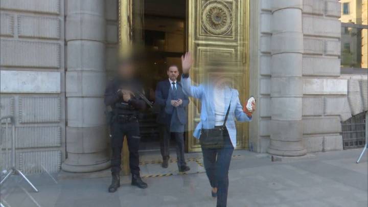 Vídeo: La asistente de Ábalos tapa la cámara a la salida del Supremo