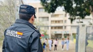 La madre de la niña violada de 8 años volvía del trabajo cuando encontró a su hija en el dormitorio con su padre y un amigo