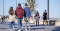 Las temperaturas bajarán este domingo y diversas zonas activarán alertas por oleaje y vientos