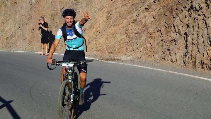 Ahmed Younoussi, de cruzar el Estrecho en el techo de un camión, a la Titan Desert