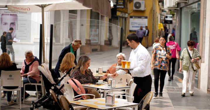 El gesto que revela tu verdadera personalidad cuando comes fuera: los psicólogos lo tienen claro