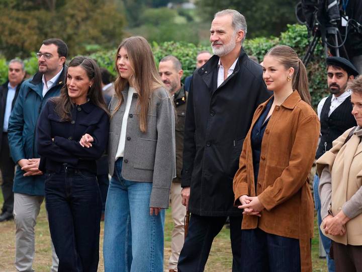 Los reyes y sus hijas entregan el Premio al ‘Pueblo Ejemplar de Asturias 2025’ a la Parroquia de Valdesoto