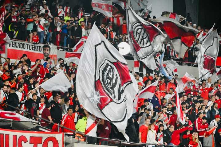 “Que jueguen los chicos”: el contundente reclamo de los hinchas de River a Gallardo