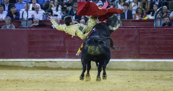 A Triunfador de Temporada Taurina de Manizales lo levantó un toro y lo dejó sin salida a hombros
