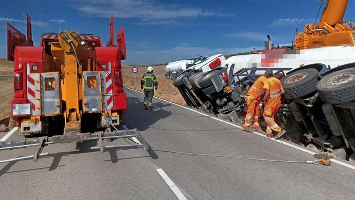 Peligroso accidente en Navarra: un camionero queda atrapado dentro de su vehículo