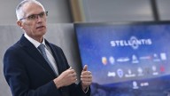 Carlos Tavares, ex CEO de Stellantis, alerta de la "chinificación" de la industria del automóvil