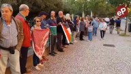 Más de 300 aragoneses ‘abrazan’ la Aljafería en defensa de la causa Palestina