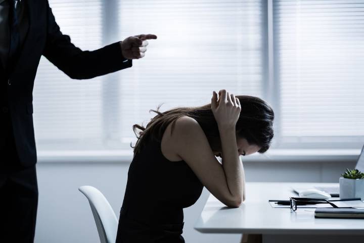 “Nunca se refirieron a mí por mi nombre, era la ‘hueon...’: mujer gana juicio por acoso laboral y recibirá millonaria cifra