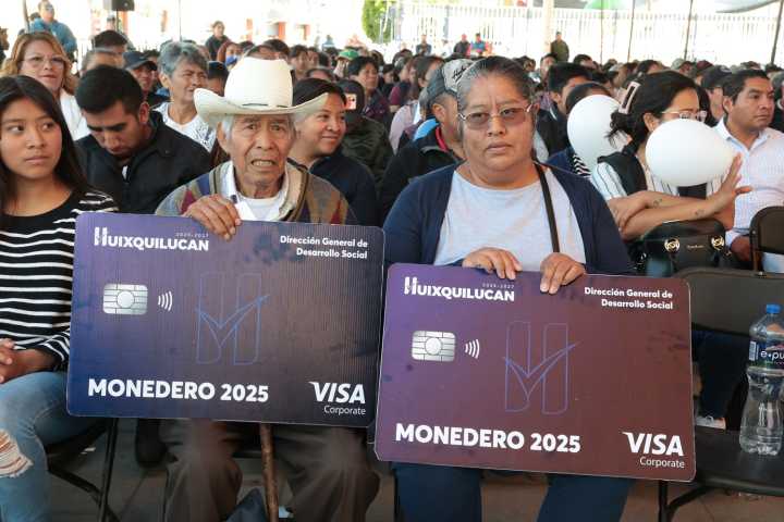 Continúa Huixquilucan la entrega de más de 14 mil monederos electrónicos y becas municipales