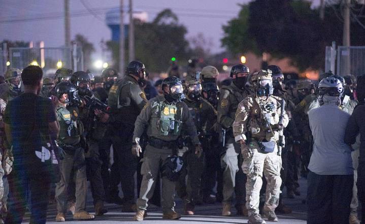 'Military-Style' ICE Raid in Chicago Draws Condemnation