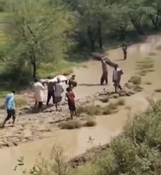 Govt neglect forces villagers to carry bodies through mud