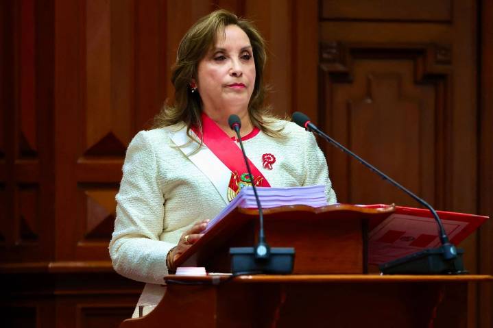 Buscan destituir a Dina Boluarte como presidenta de Perú a 6 meses de elecciones generales