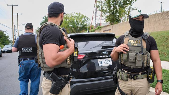 Organizaciones criminales en México ofrecen miles de dólares por el asesinato de agentes federales, según el DHS