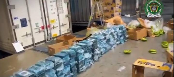 Incautan 225 kilos de cocaína ocultos en contenedores de banano: iban para Inglaterra