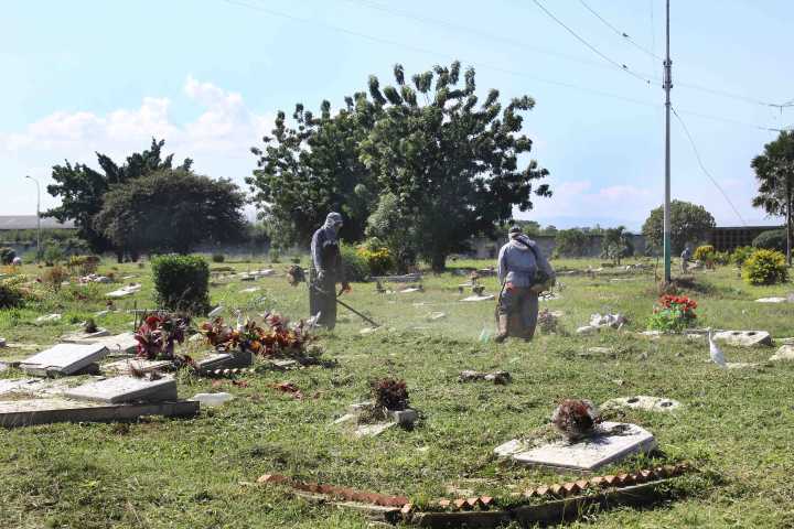 Realizan labores de limpieza en el Cementerio Metropolitano