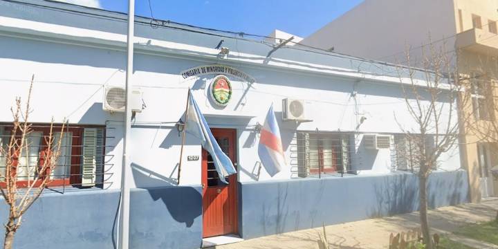 Fue a hacer una denuncia por violencia de género, tardaron más de una hora en atenderla y filmó a dos policías mientras se peinaban