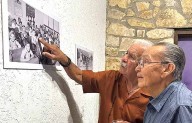 Disfrutan familias enteras exhibición de fotografías
