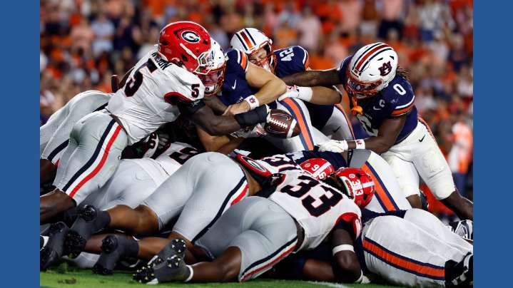 No. 10 Georgia forces a goal-line fumble to seize momentum and beat Auburn 20