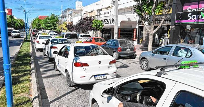 Protesta de taxistas de Roca: piden mayor control de vehículos ante el avance de Uber y Cabify en la ciudad